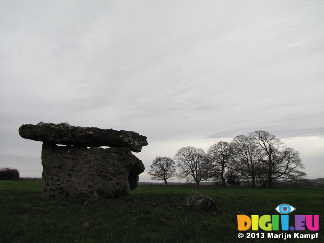 SX33093  St. Lythans burial chamber